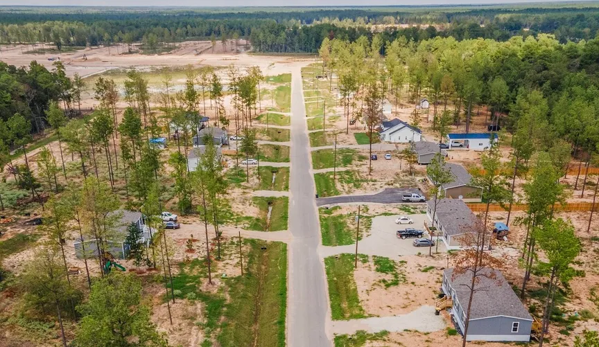 Viviendas prefabricadas en bosque de Texas asociadas a eficiencia energética residencial.