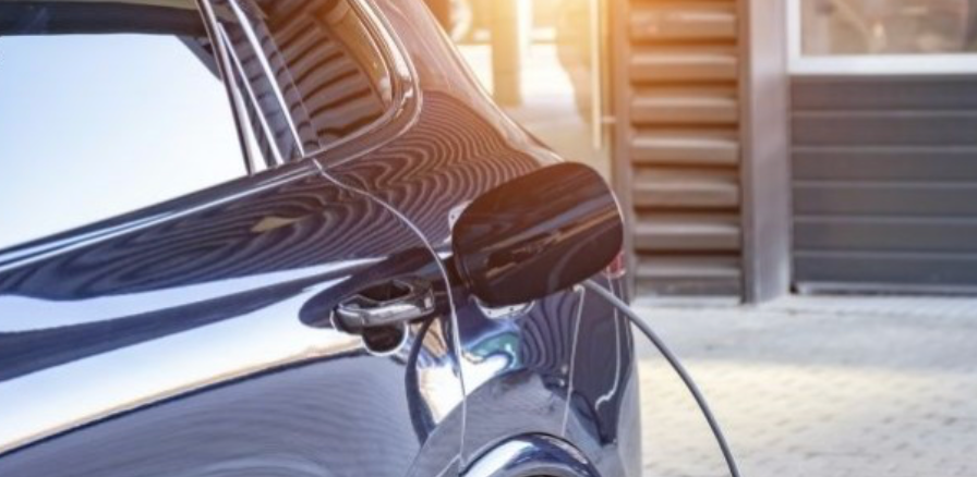 Vehículo eléctrico conectado a infraestructura de carga.