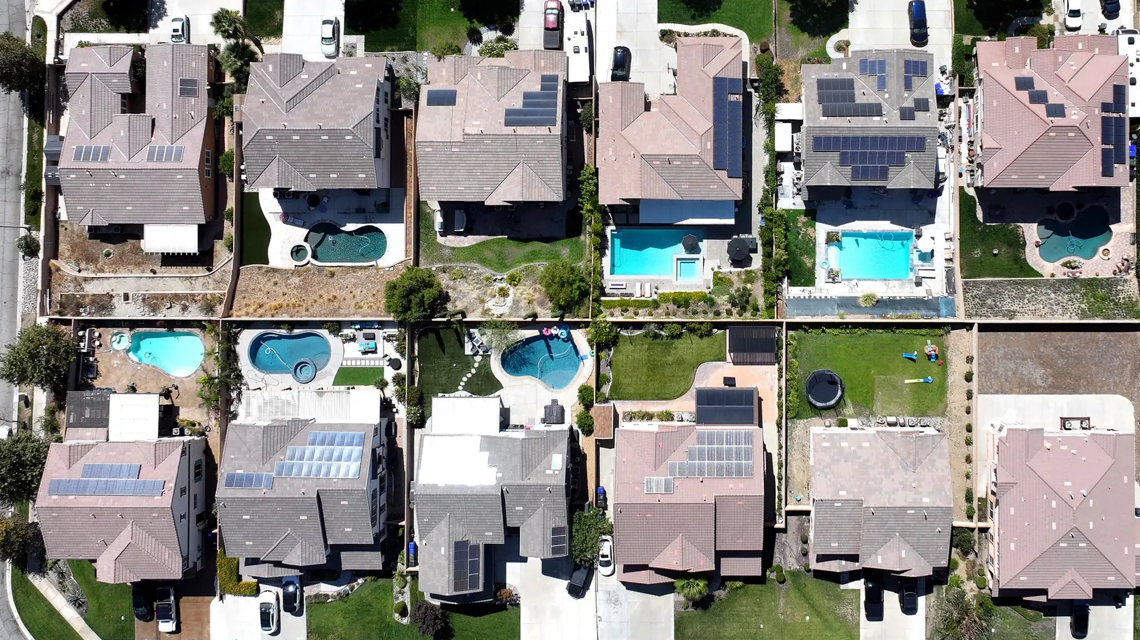 Casas residenciales, muchas con paneles solares, en Fontana, California.