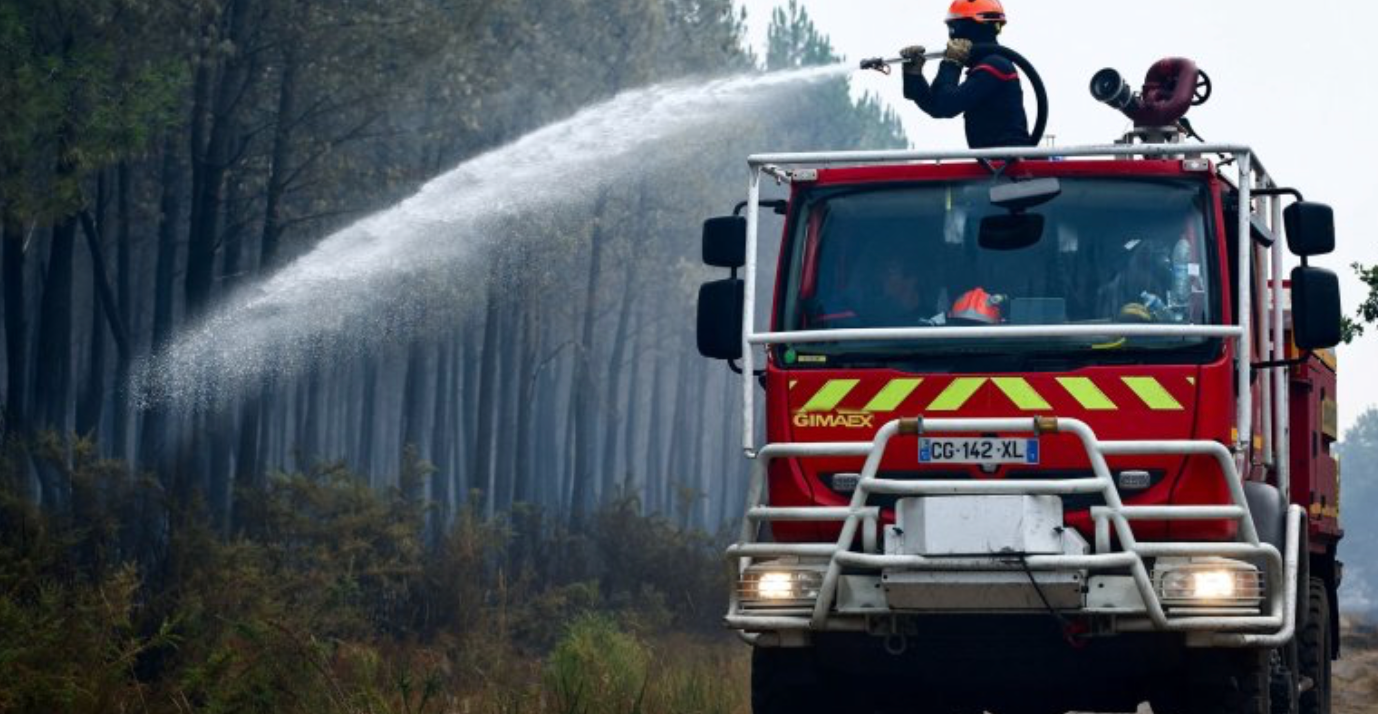 Bomberos combaten un incendio forestal en Francia, julio de 2026