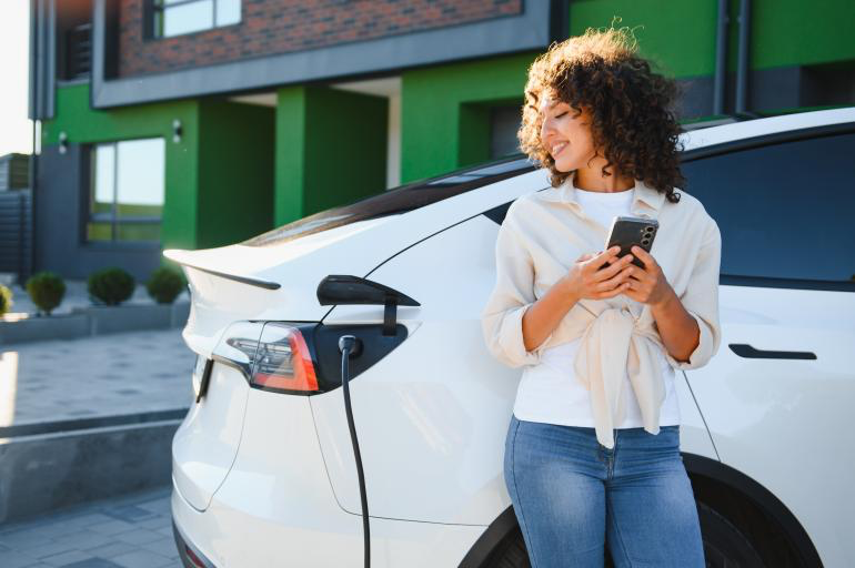 Vehículo eléctrico conectado al sistema energético residencial.