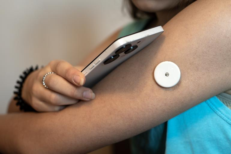 El avance de los dispositivos portátiles de monitoreo de salud ha permitido que millones de personas accedan a información biométrica en tiempo real. Sin embargo, un análisis divulgado por IEC muestra que el desempeño observado en laboratorios controlados suele diferir significativamente de los resultados obtenidos durante el uso cotidiano. La principal razón radica en las múltiples condiciones variables que afectan la calidad de las señales capturadas por los sensores cuando los usuarios realizan actividades normales fuera de entornos clínicos especializados. Los sistemas más comunes incorporan tecnologías como fotopletismografía, sensores electrocardiográficos y soluciones multimodales orientadas a medir frecuencia cardíaca, actividad física, oxigenación y otros indicadores fisiológicos relevantes. Durante las pruebas de laboratorio, estos equipos operan bajo condiciones altamente controladas que reducen interferencias y permiten optimizar los procesos de calibración. Sin embargo, la realidad diaria introduce factores difíciles de replicar durante los ensayos iniciales. Movimientos corporales, vibraciones, sudoración, cambios de temperatura ambiental y variaciones en el contacto entre la piel y el sensor pueden alterar las mediciones. En muchos casos, las frecuencias generadas por estos movimientos coinciden con las señales biológicas que el dispositivo intenta registrar, dificultando la corrección mediante algoritmos convencionales de procesamiento de datos. Además, pequeñas variaciones en la posición del sensor pueden provocar pérdidas temporales de información o errores de interpretación. El análisis destaca que mejorar la confiabilidad requerirá avances combinados en materiales, diseño de dispositivos, inteligencia artificial y metodologías de validación en condiciones reales. La creciente integración entre salud digital, análisis de datos y dispositivos conectados incrementa la relevancia de estos desarrollos. Para los sectores tecnológico y energético, el crecimiento de ecosistemas digitales basados en sensores refuerza la necesidad de infraestructuras robustas, conectividad permanente y capacidades analíticas que permitan transformar grandes volúmenes de datos en información útil para usuarios y organizaciones.