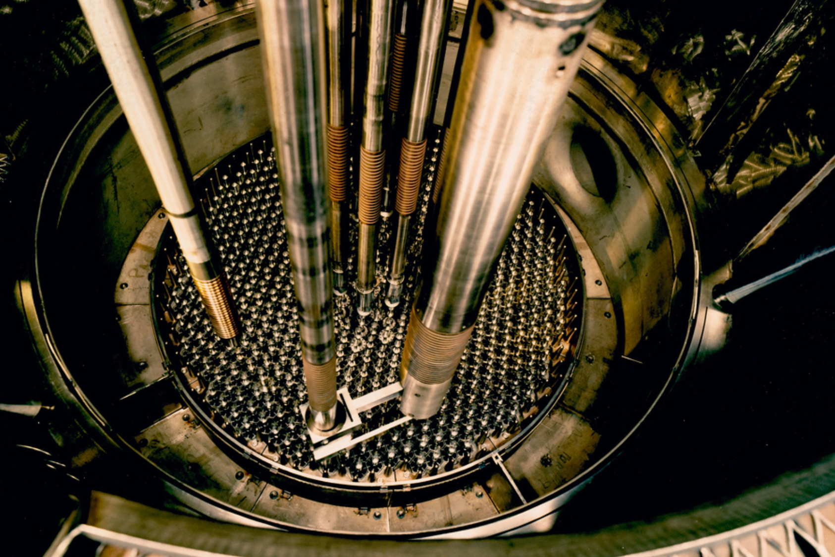 Ensamble de combustible nuclear utilizado en investigación avanzada sobre materiales irradiados.