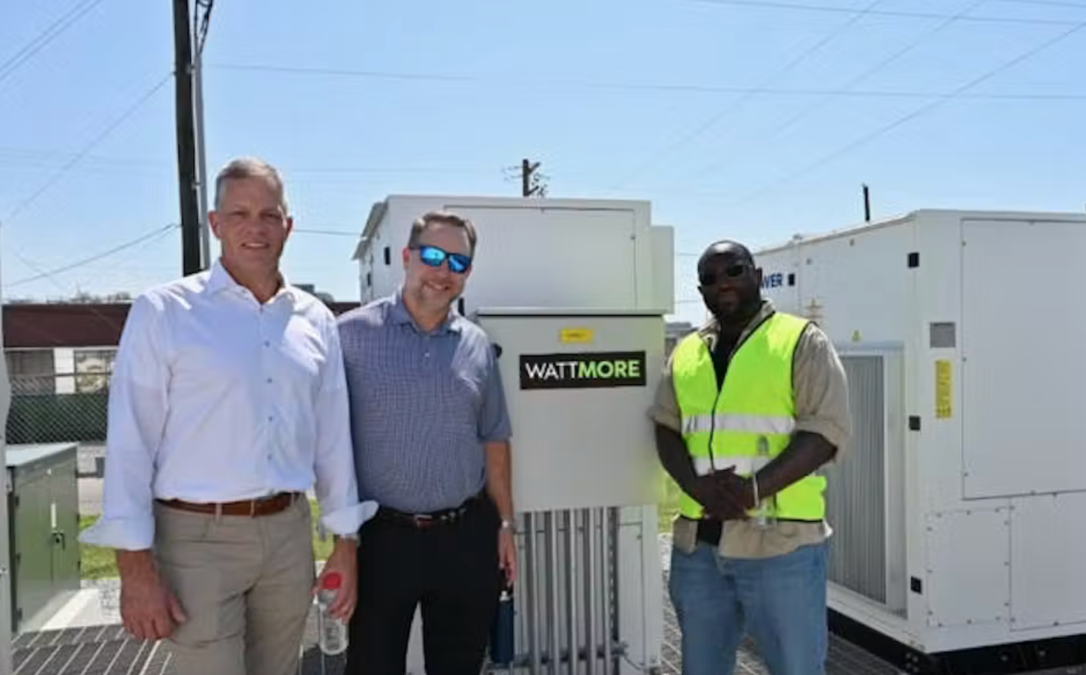 Directivos y técnicos junto a sistema de almacenamiento energético basado en zinc.
