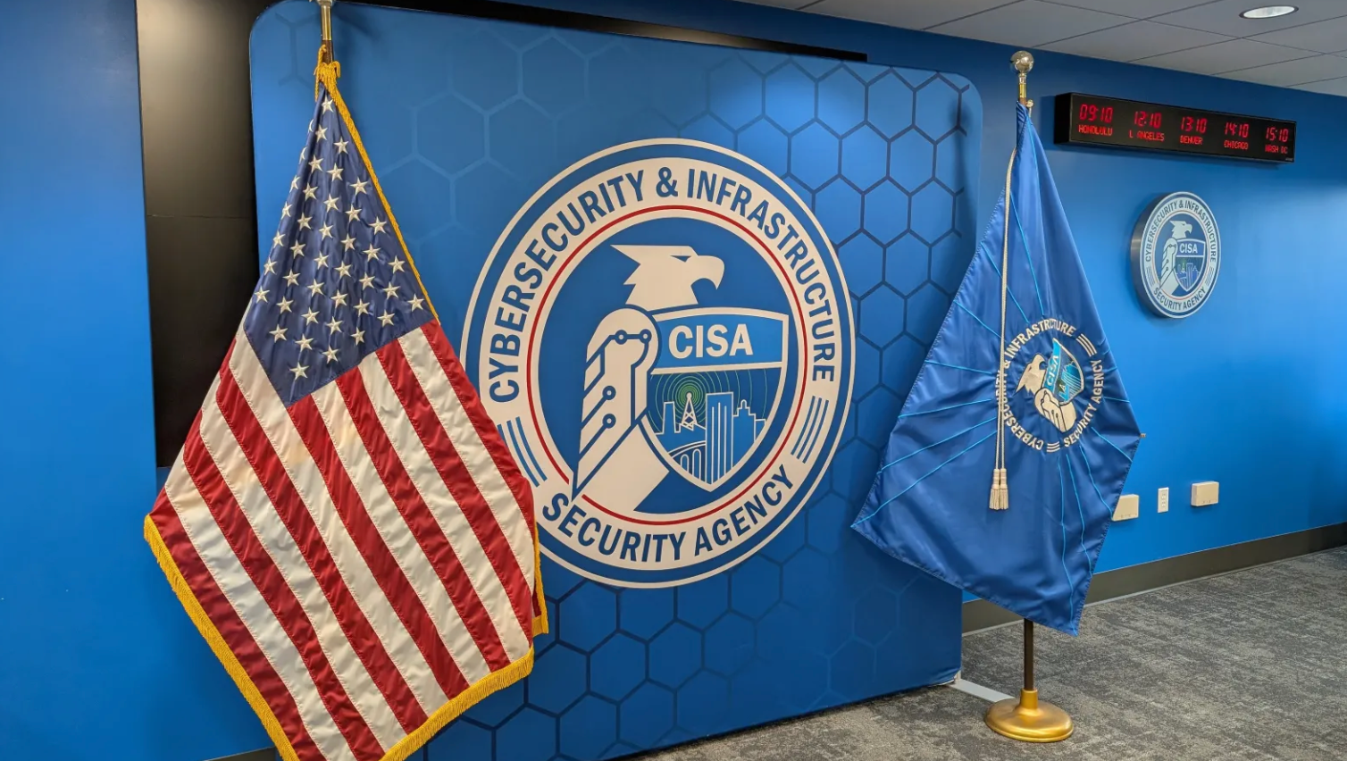 El logotipo de la Agencia de Seguridad de Ciberseguridad e Infraestructura se ve en la sede de CISA en Arlington, Virginia, el 11 de junio de 2025.