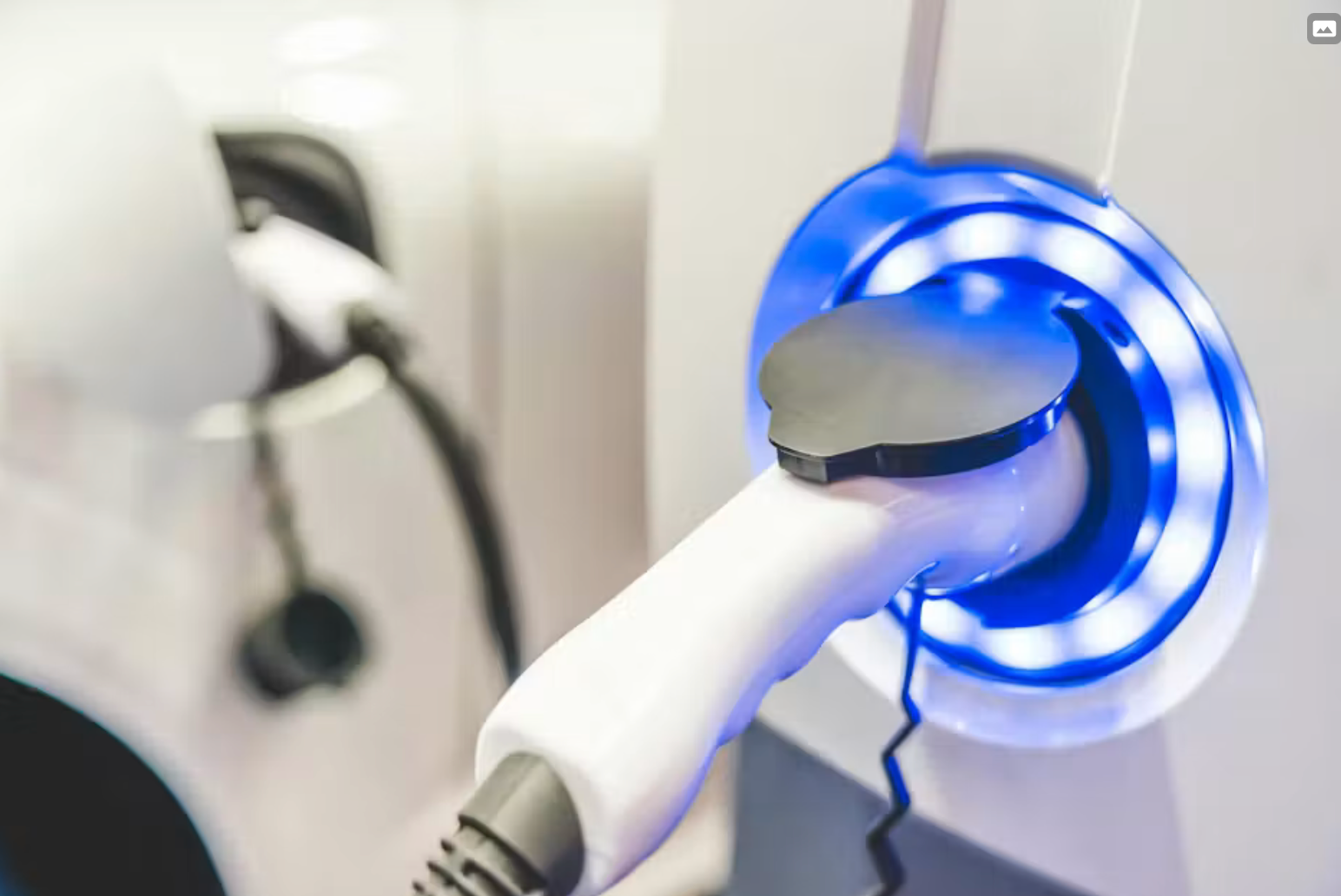 Vehículo eléctrico conectado a sistema bidireccional de energía doméstica y red eléctrica.