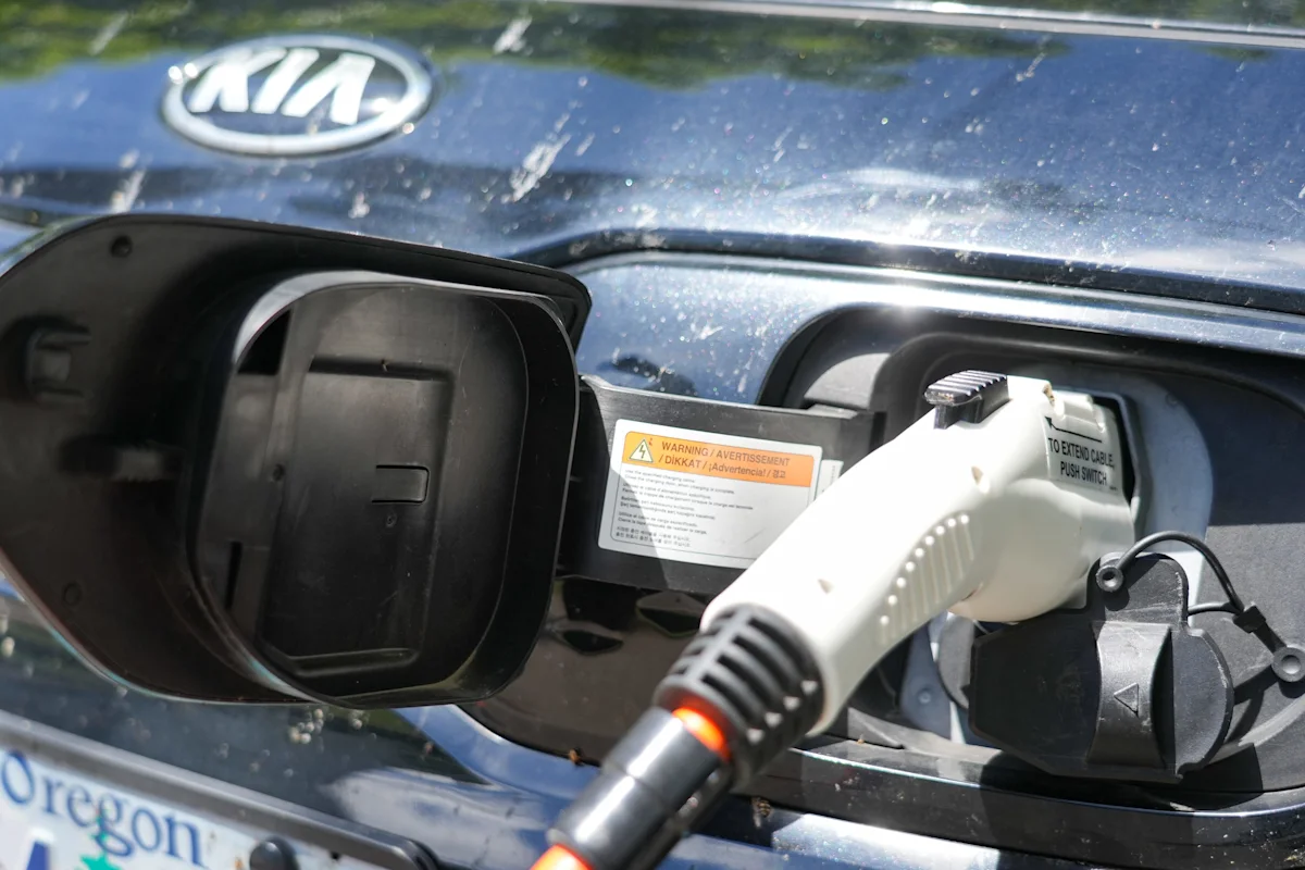 Vehículo eléctrico con cargador público conectado