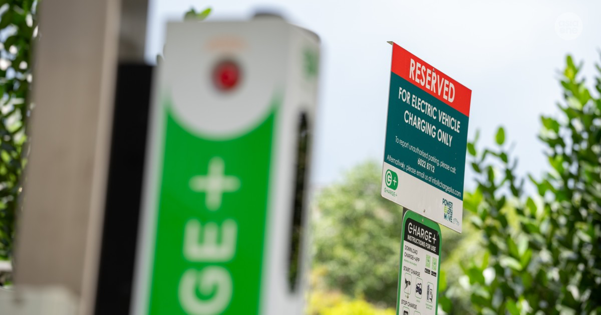 Punto de carga para vehículos eléctricos instalado en un estacionamiento público de Singapur.