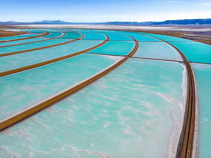 Vista aérea de piscinas de evaporación de litio en el altiplano del norte de Argentina.