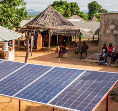 Paneles solares y mini-redes en comunidades rurales de África Occidental
