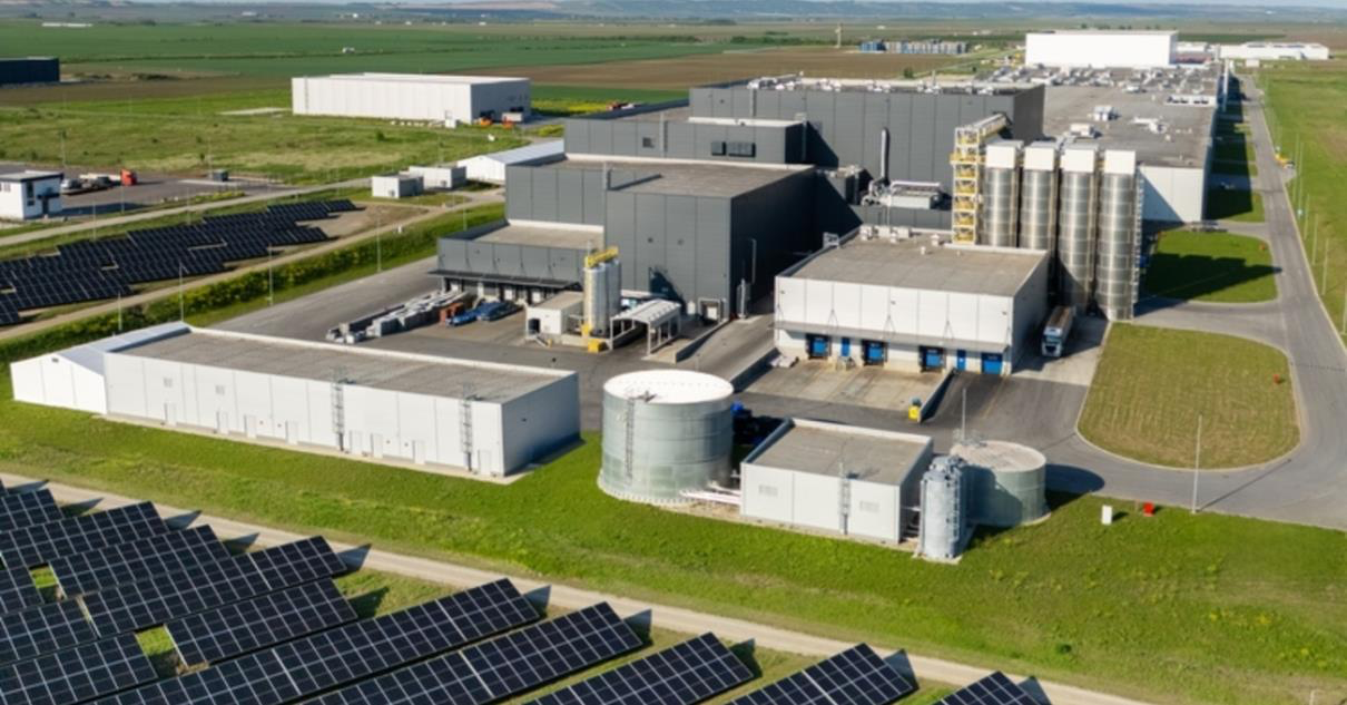 Procesos industriales con paneles solares e hidrógeno verde.