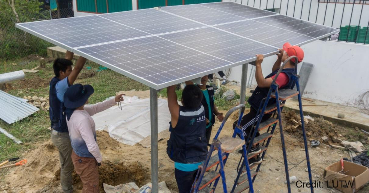 Sistema solar alimentando procesamiento agroalimentario en comunidad rural.
