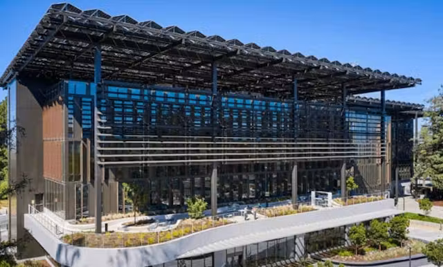 Render del complejo cívico con infraestructura solar y sistema de microred.