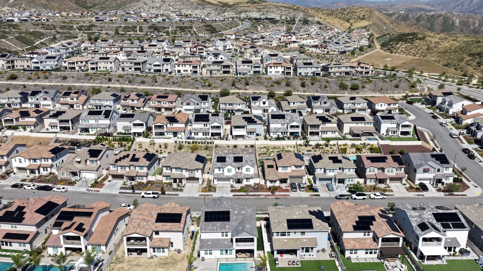 Viviendas conectadas a recursos energéticos distribuidos integrados en una planta virtual.