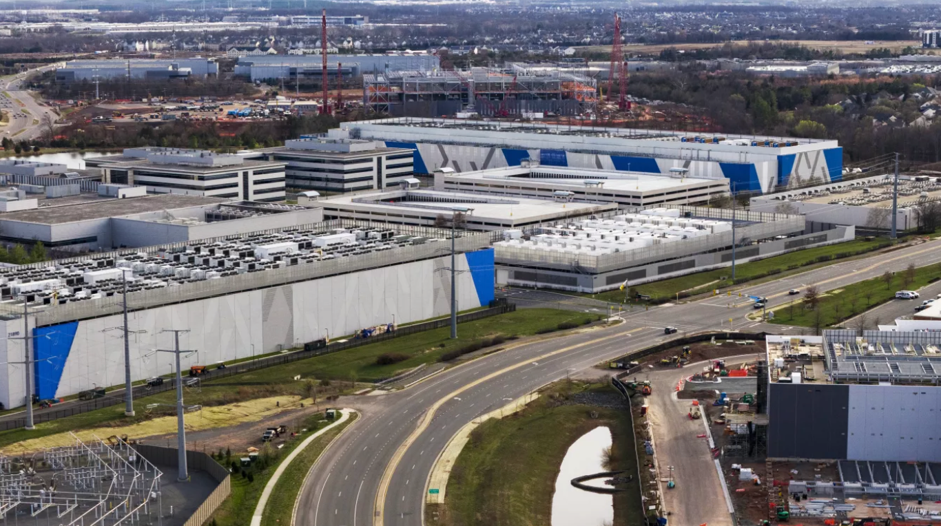 Centro de datos de gran escala alimentado por infraestructura energética moderna y sistemas de inteligencia artificial.