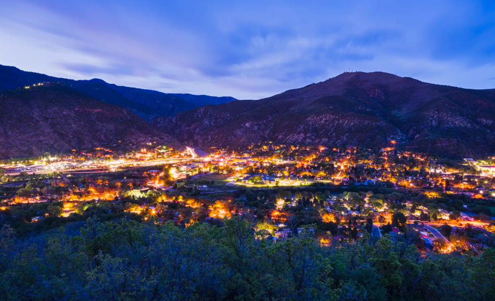 La ciudad de Glenwood Springs es el hogar de la cooperativa eléctrica Holy Cross Energy, que está explorando nuevos métodos distribuidos de resiliencia y recuperación de la red con el apoyo del Laboratorio Nacional de las Montañas Rocosas. Foto de Getty Images.