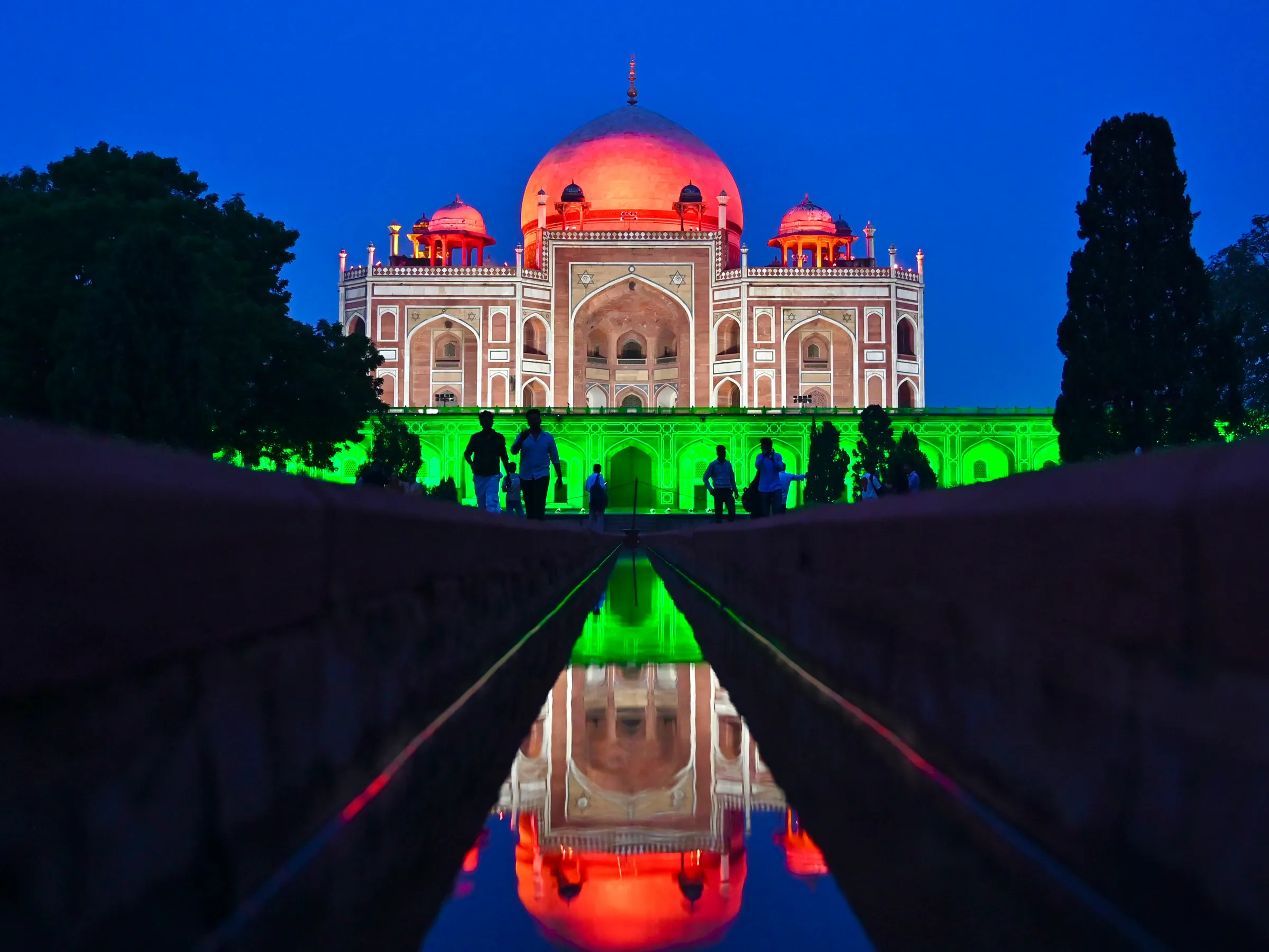 Delhi ilumina brillantemente la tumba de Humayun el 14 de agosto de 2026, en vísperas del Día de la Independencia de la India.