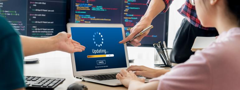 Equipo tecnológico supervisa versiones, actualizaciones y seguridad de aplicaciones industriales.