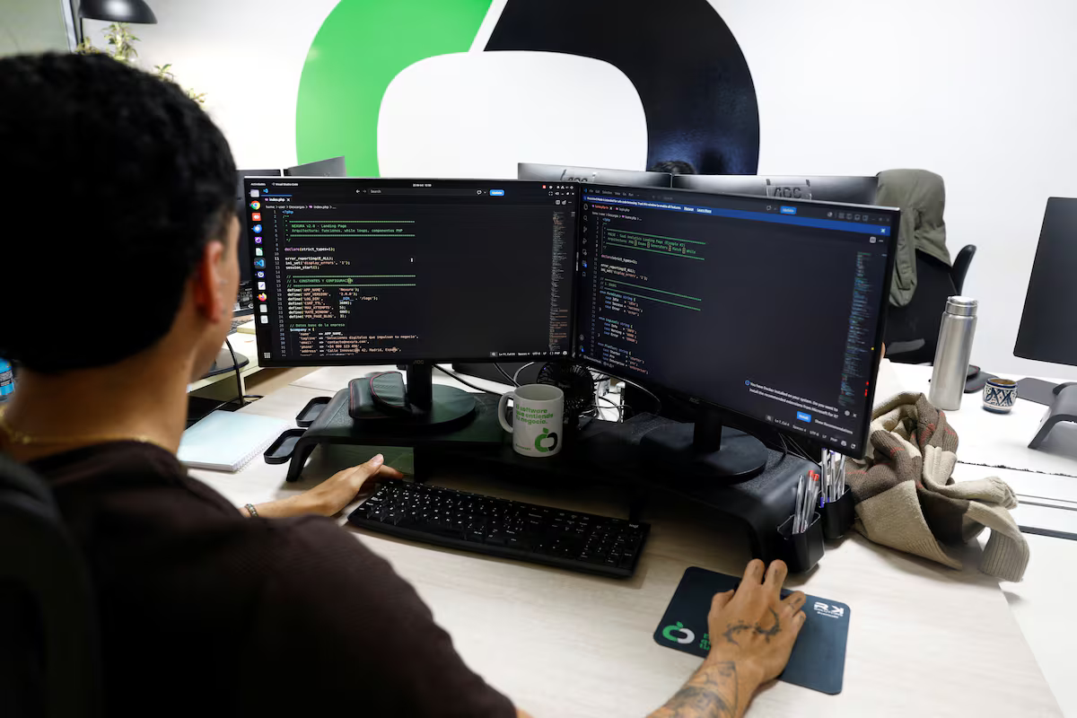 Un programador trabaja con código PHP en Guernica (España), el 22 de octubre
