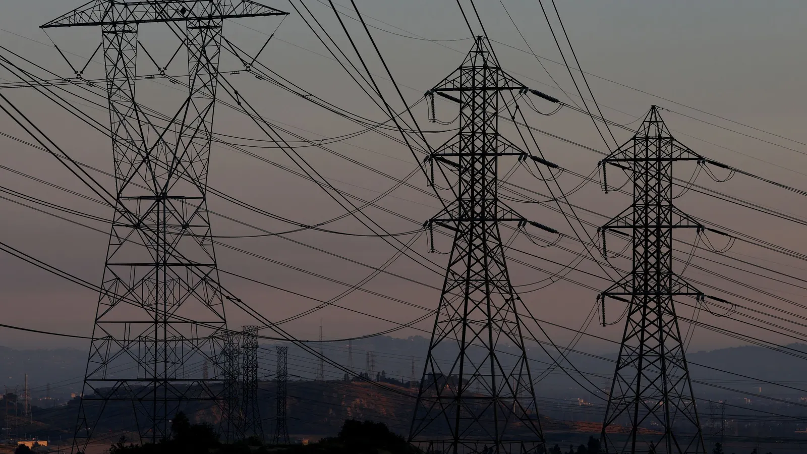 Torres de transmisión representan los costos crecientes de modernizar la red eléctrica.